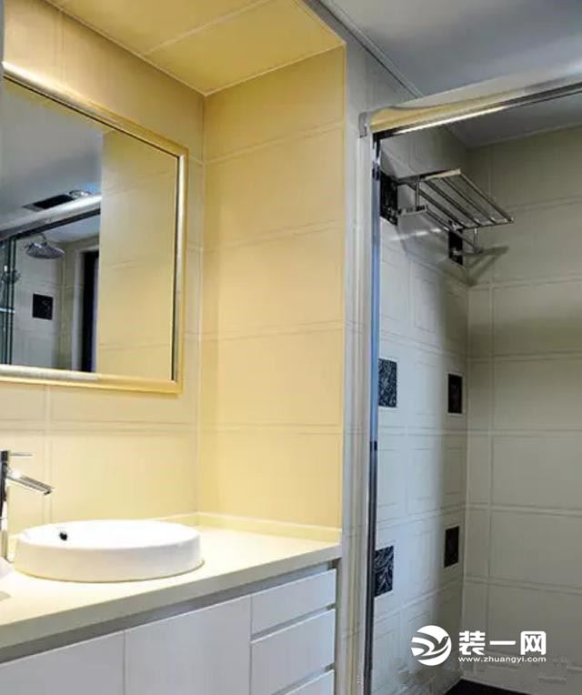 卫生间黑白配的淋浴区墙面地面搭配，结合现代舒适的洗手盆区域，整个空间都给人一种实用简单的感觉。
