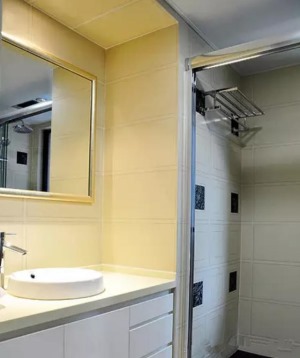 卫生间黑白配的淋浴区墙面地面搭配，结合现代舒适的洗手盆区域，整个空间都给人一种实用简单的感觉。