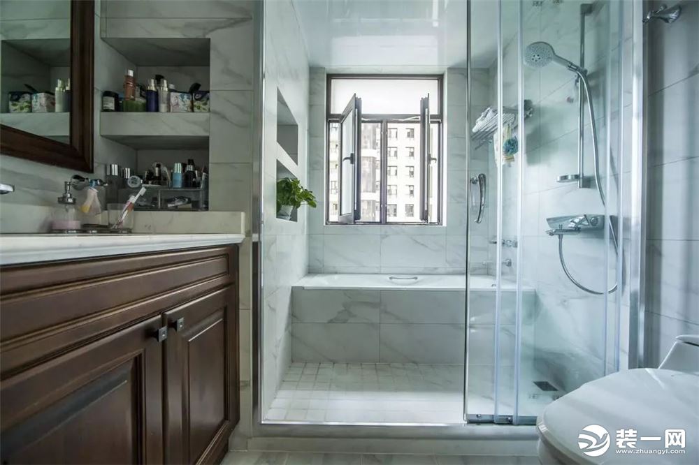 卫生间采用白色仿爵士白瓷砖，整个空间更加干净明亮。