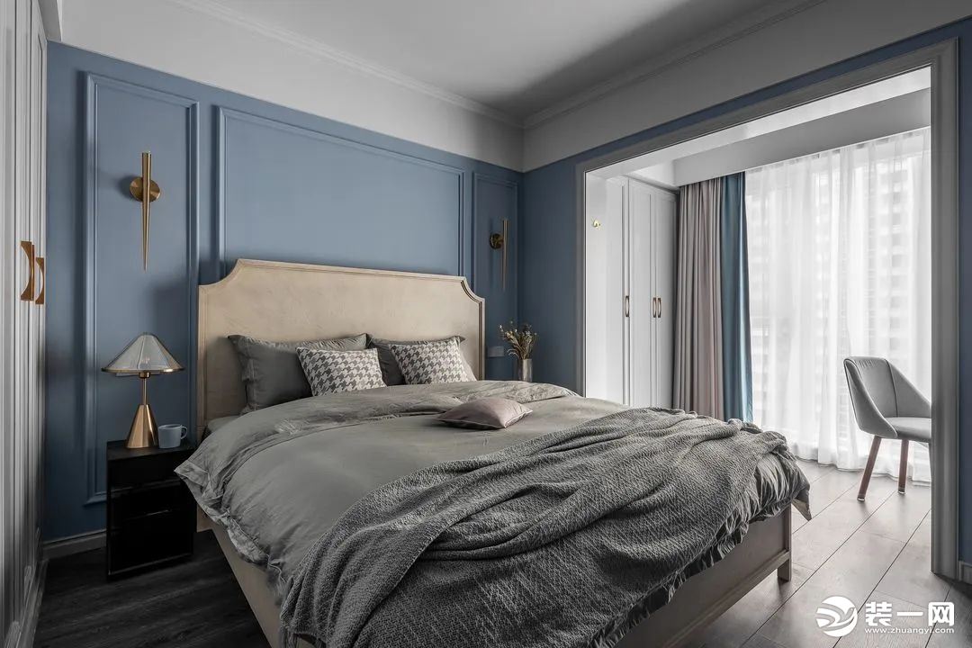 主卧以屋主最爱的蓝色为主色调，辅以白和浅灰色，打造一个宁静淡雅的睡眠空间。
