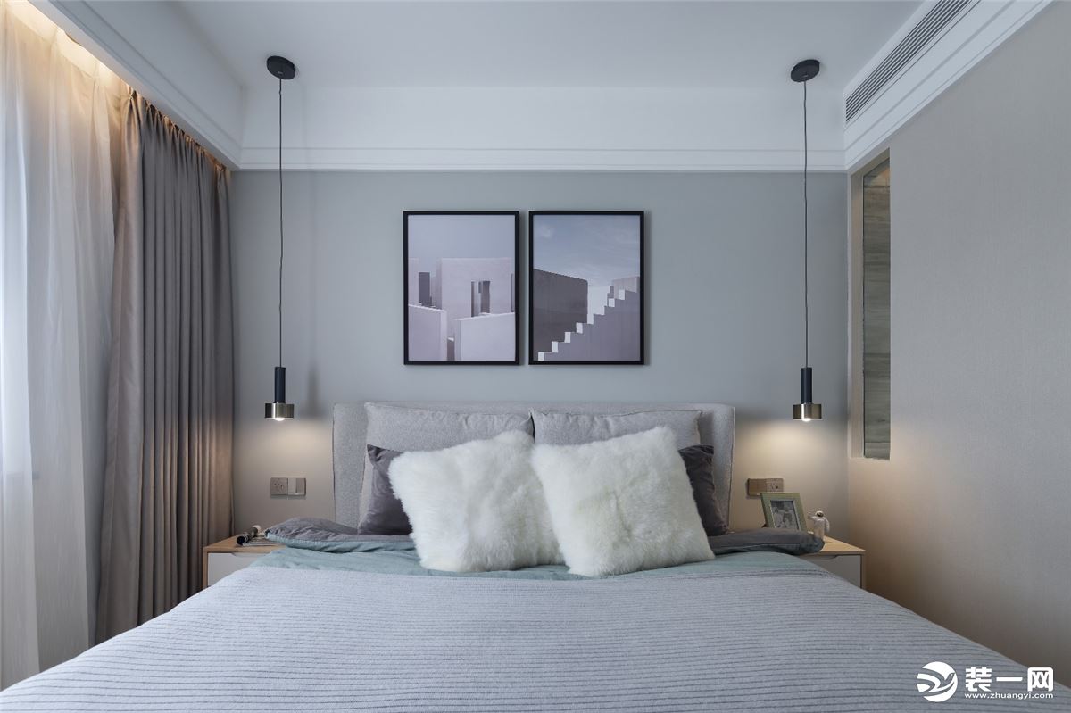 天花的无主灯设计与整体软装的搭配为卧室的温馨、精致感加分。