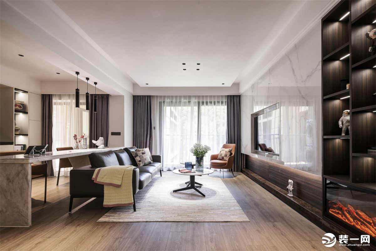 白色渲染明亮氛围，木色奠定舒适意境，家具则用深色来搭配，拿捏得当的色彩搭配所带来的现代设计感，不仅让