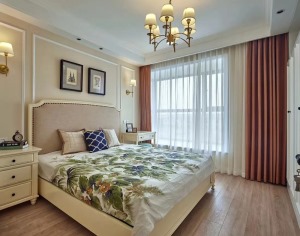 主卧选择低明度的米色为主色调，搭配银金色系家具，轻奢又时尚，打造温柔舒适的睡眠环境。
