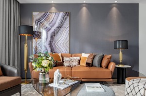 高级灰纯色沙发背墙设计，与传统样板房空间语言有着明显的距离感，客厅空间墙呈现灰与白碰撞色，相互对立又
