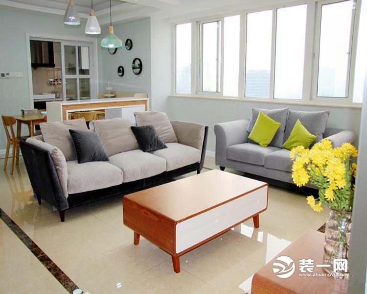 沙发  灰色布艺沙发配上木质茶几，俏皮的黄色抱枕为空间增添了清新的韵味
