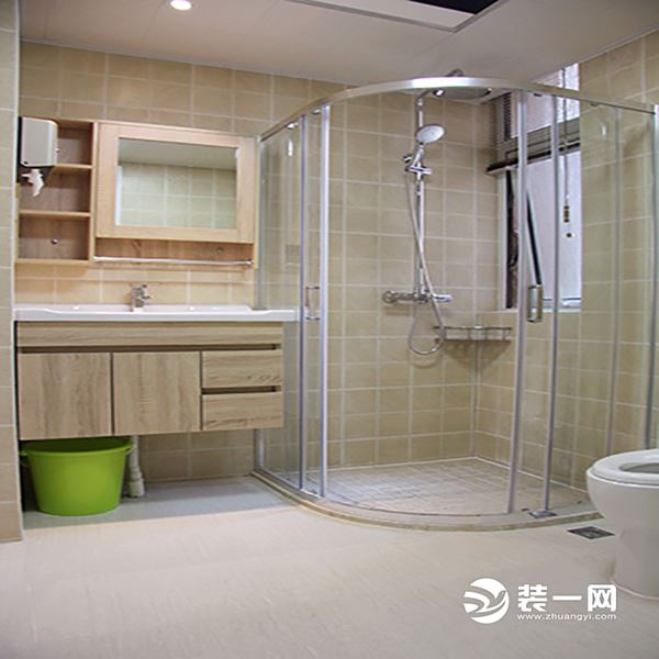 卫浴    卫浴间的空间还是蛮大的，做了干湿分离。原木色系浴室柜与墙地砖的颜色呼应，也很实用