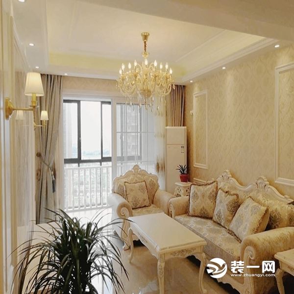 客厅 以沉稳的大地色作为本案的基底色，暖色的大理石斜铺造型搭配白色木饰面