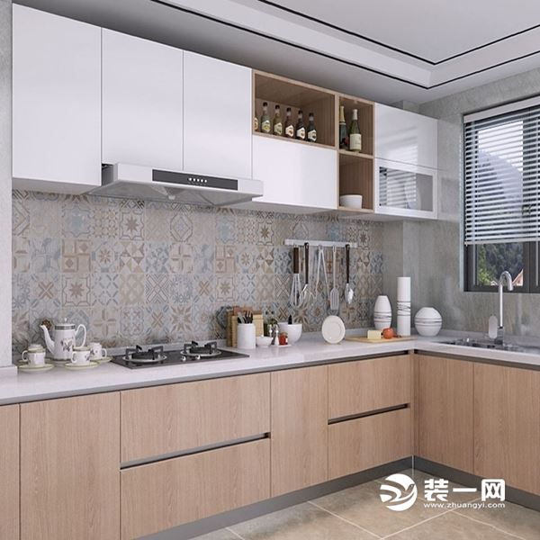 厨房   宽敞明亮，柜体很多，实用性很强。浅色木饰面与白色搭配，墙面花纹瓷砖