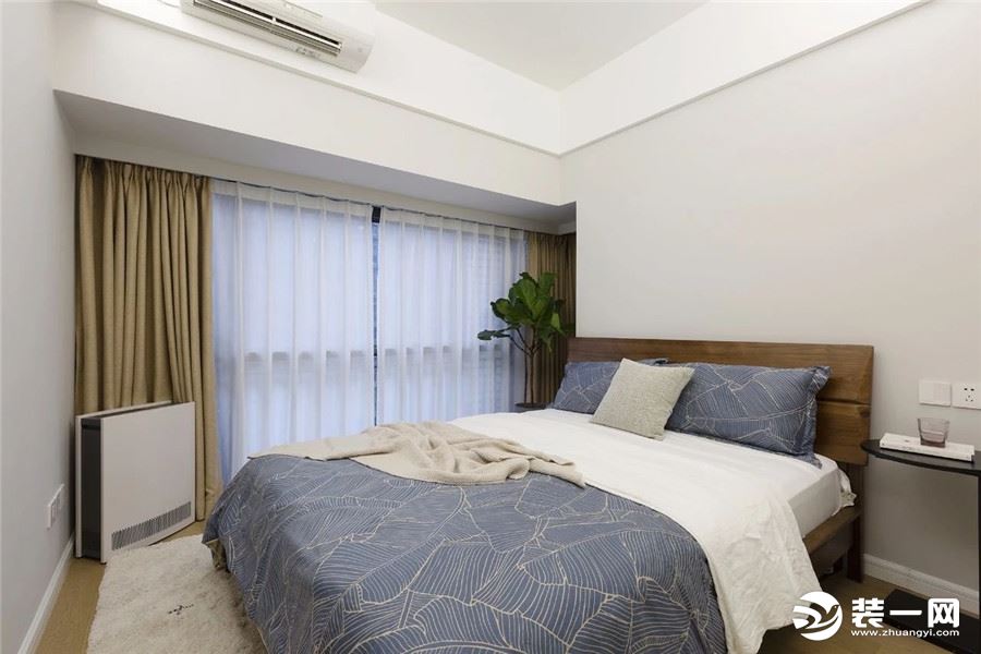 卧室整体硬装空间也是相对简单，布置一张实木床，还有素雅的窗帘床单，置身其中你能感受到一股轻松自然的气