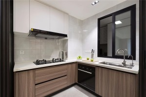 L形的厨房操作台，以开放+封闭灵活的格局设计，也为主人提供了实用丰富的功能体验。
