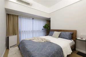 卧室整体硬装空间也是相对简单，布置一张实木床，还有素雅的窗帘床单，置身其中你能感受到一股轻松自然的气