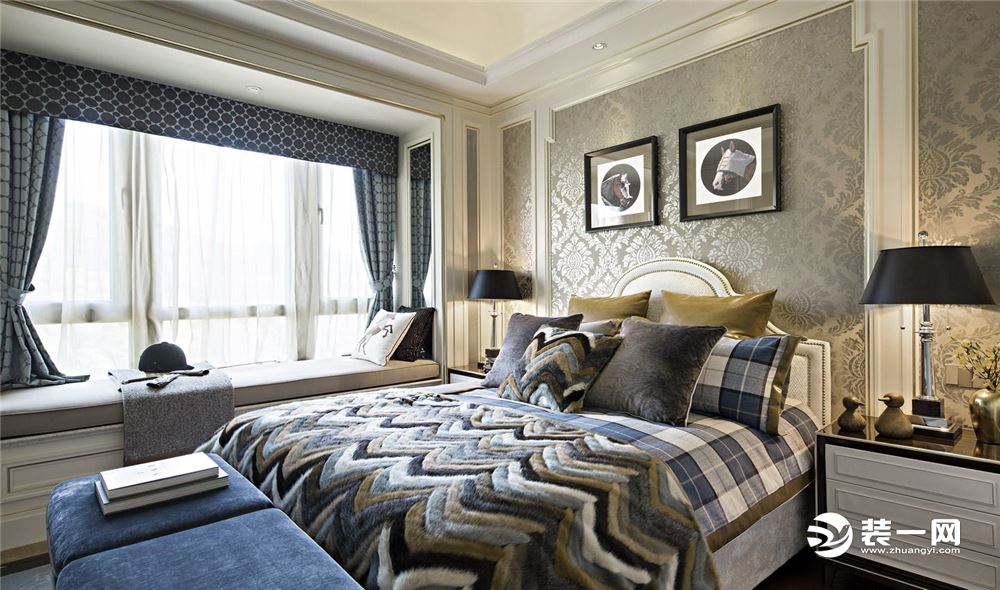 简约欧式卧室，以蓝色为主调，浅色金色为配搭，沉稳安定里透出贵气。