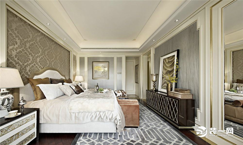 简约欧式卧室，以浅灰色为主调，象征智能、成功、权威、诚恳、认真、沉稳；以金色为配搭，整体高雅沉稳成熟