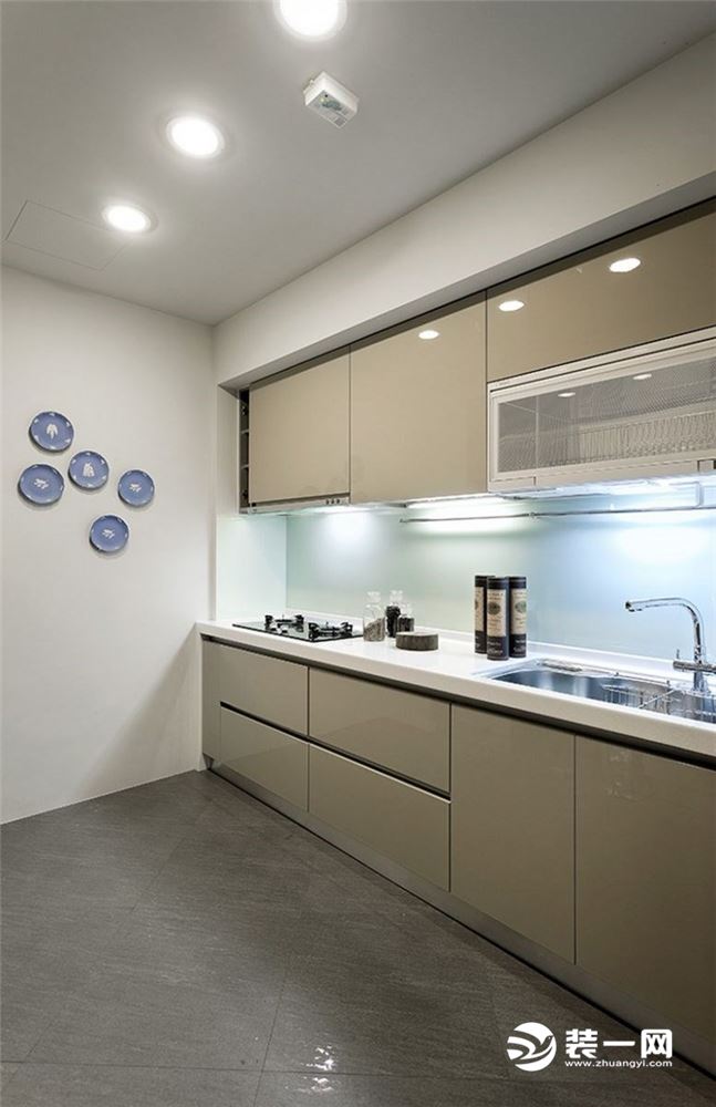 现代简约厨房，以白色为主，干净简洁大方得体。