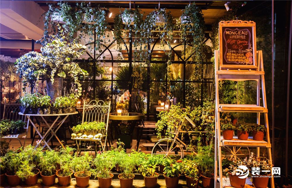 店内360°全立体鲜花和绿植环绕，像极了梦游仙境的人，能体验一把爱丽丝的快乐。