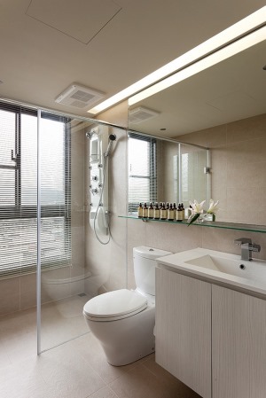 现代简约洗手间，以白色为主，干净简洁大方得体。