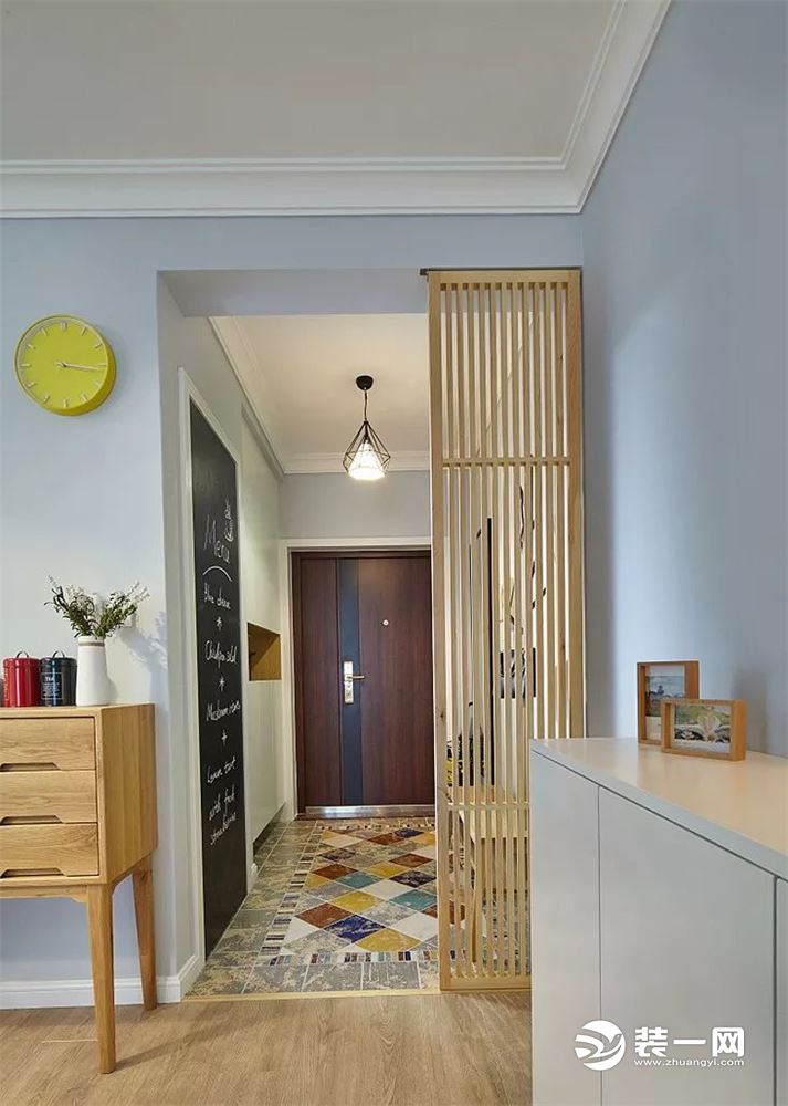 进门的玄关使用了复古的拼接地砖，有地毯的视觉效果，却比地毯更易打理。