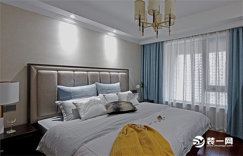 主卧的硬装设计比较简洁，但是搭配精致的软装，衬托出一个温馨、舒适的空间，同时浅蓝色的窗帘、鸡蛋黄的盖