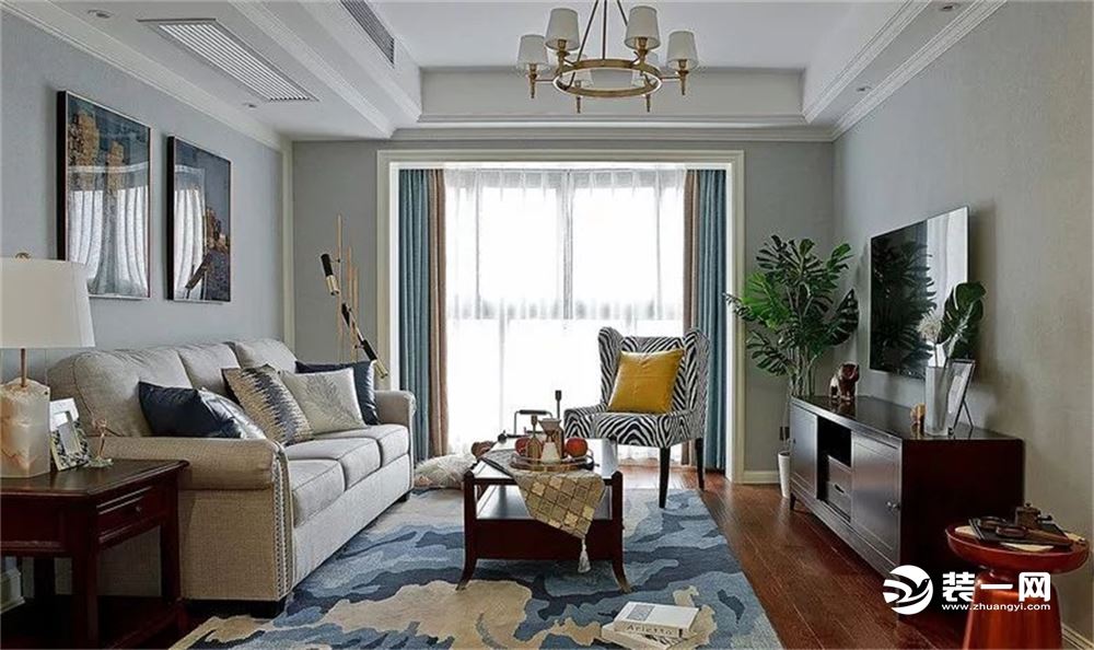客厅，墙面刷蓝灰色漆，这种漆的颜色莫名的呈现出一种高级感，再搭配舒适的软装，地面铺贴抽象派的地毯，还