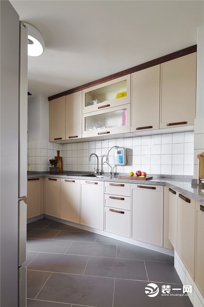 利用清新北欧风，将不规则的厨房装成一个氧气十足的呼吸空间；而整体暖色调的厨房，整体式的橱柜、文艺白的