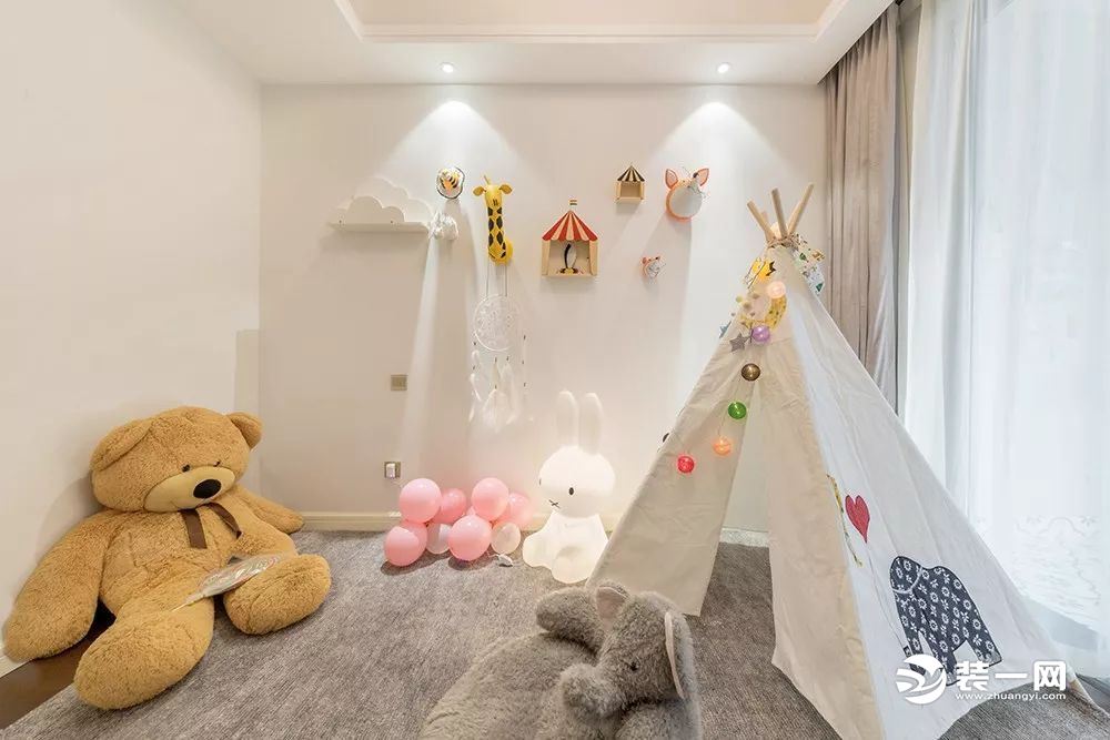 儿童房色调温馨而又纯净，墙壁上的装饰玩具与地上的帐篷，营造出童趣与天真。气球形状的吊灯设计感十足，仿