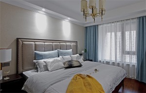 主卧的硬装设计比较简洁，但是搭配精致的软装，衬托出一个温馨、舒适的空间，同时浅蓝色的窗帘、鸡蛋黄的盖