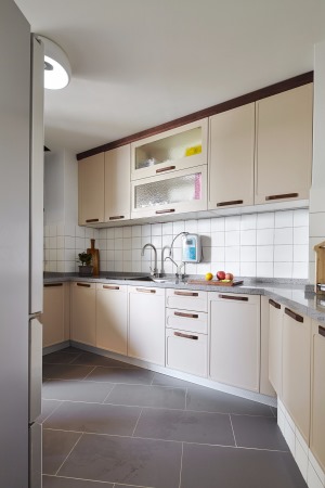 利用清新北欧风，将不规则的厨房装成一个氧气十足的呼吸空间；而整体暖色调的厨房，整体式的橱柜、文艺白的
