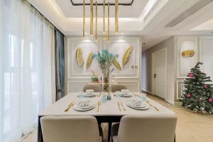 就餐区更注重细节的处理和氛围体验的打造，简约的餐桌椅温馨舒适，搭配金属质感的灯具与餐具，与背景墙上金