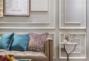 在纯净的白色、独特的灰蓝色、硬朗的金属质感之间，用光亮的皮质沙发，经典的美式椅子，创造出优雅又迷人的