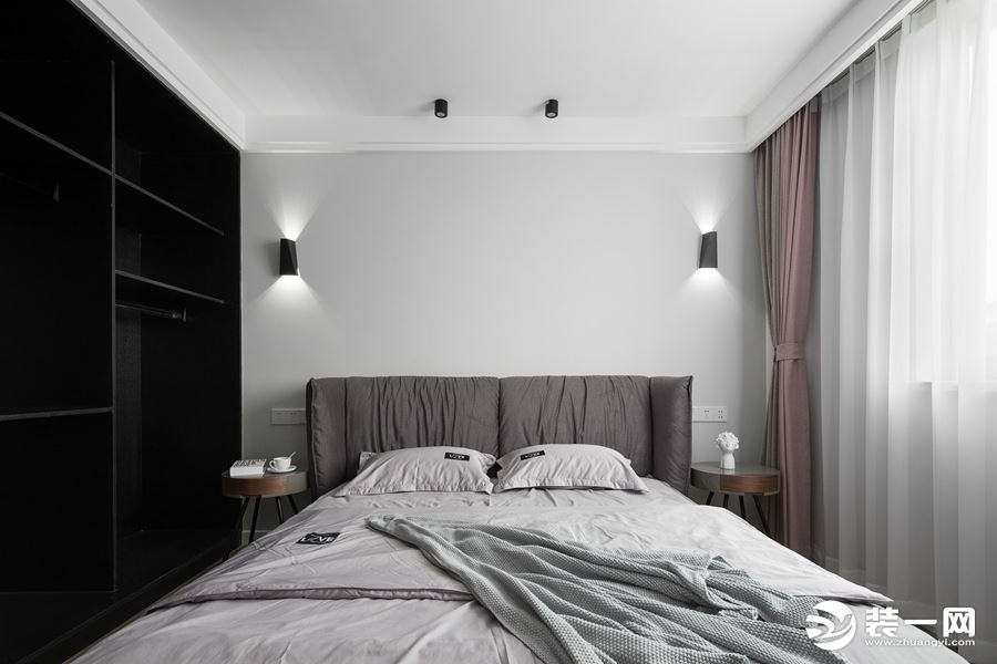 浅灰色的床头背景墙，深灰色的床头靠垫，现代大方的灰色床单，简单轻松惬意