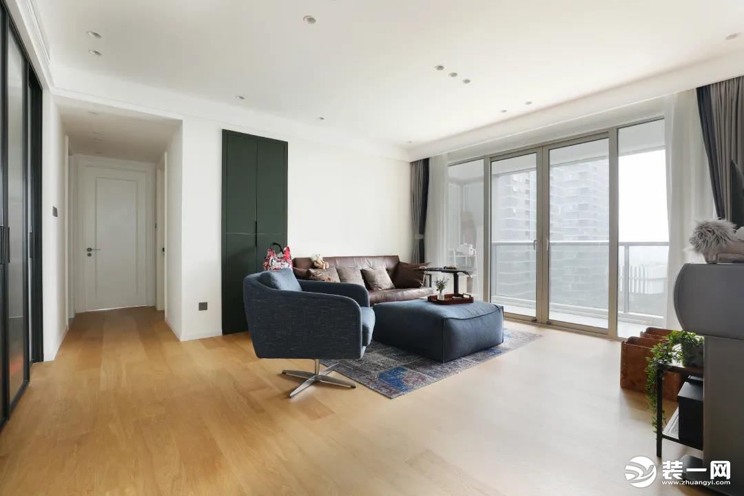 客厅简化了家具，让空间处于一个自由、开放的状态，提高了空间的互动性。