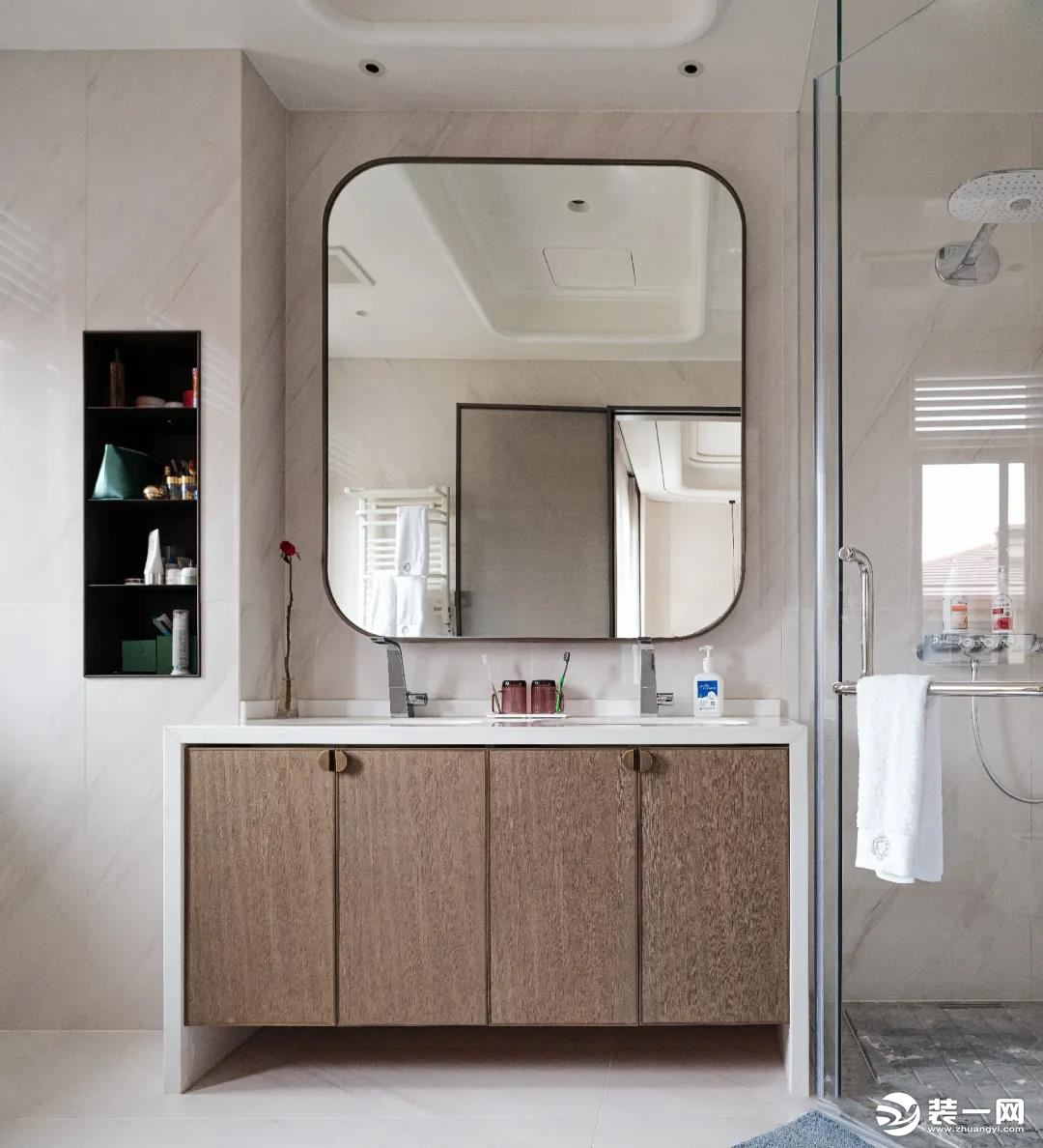 卫生间在延续“禅意白+原木色”的主色调的基础上，更多地运用了现代元素，让空间趋于简洁明净。