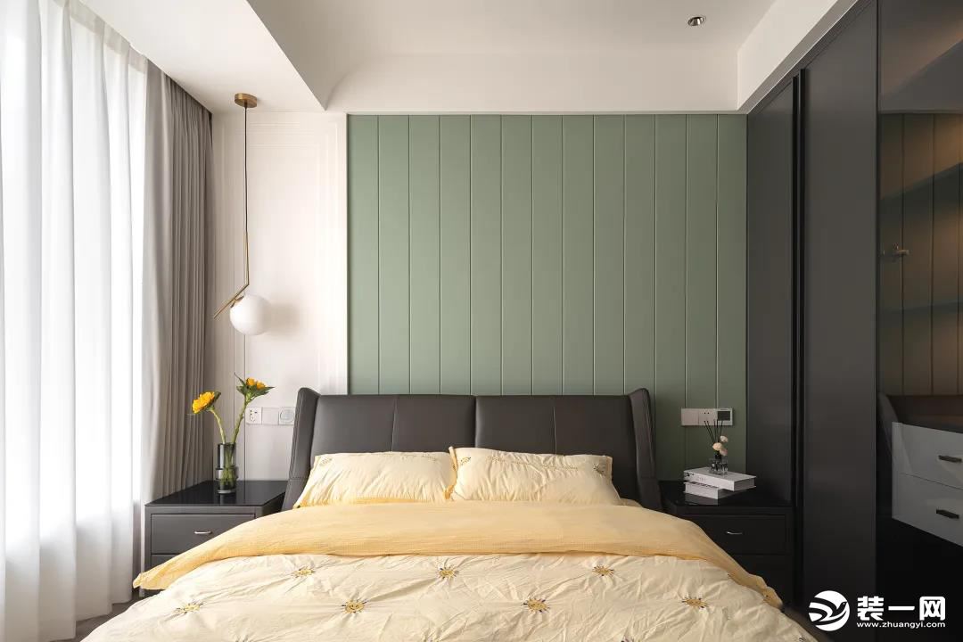 一道道水绿护墙板，赋予了空间一缕缕清新、平和之气，渲染出静谧的睡眠环境。