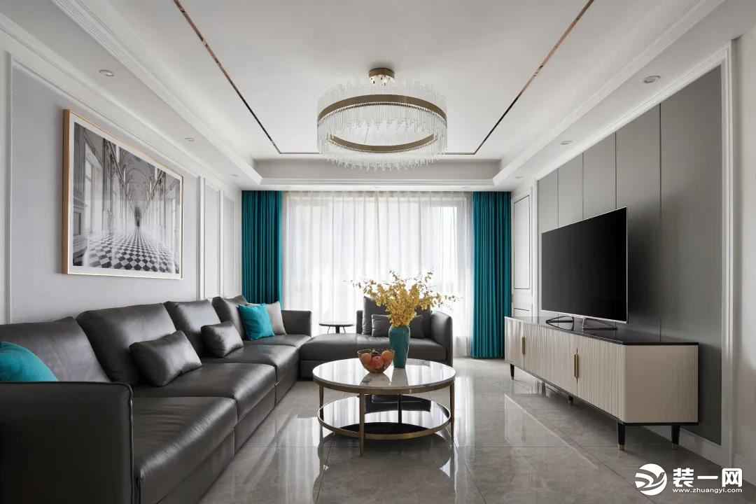 客厅的配色以经典黑白二色为主色调，局部的孔雀蓝成为空间里亮眼的点缀，让整体空间变得更为灵动，给人惊喜