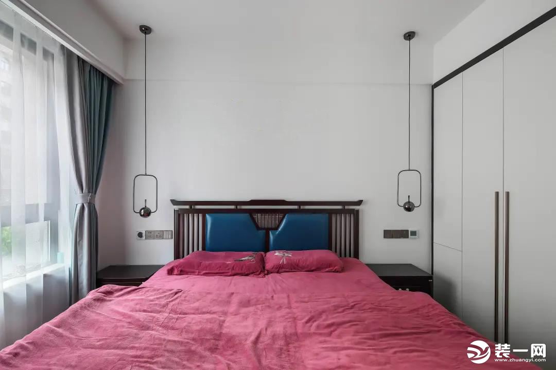 在延续素雅主色调的基础上，在床品选用了暖色系，缓和了空间的清冷之气，显得温馨许多。