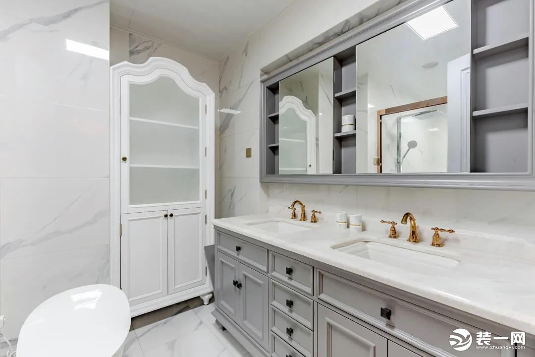 白色的橱柜清爽洁净，不仅让厨房拥有超强的收纳功能，还能打造出轻薄的视觉效果，不显笨重。
