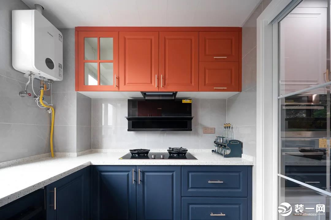 吊柜选用活力橙，地柜则选用深海蓝，大胆撞色让厨房多了几分摩登时尚的质感。U型布局最大化利用空间，让厨