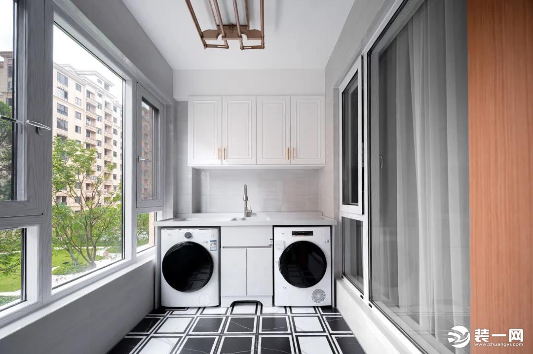 阳台选用了黑白两色，显得干净而舒朗。定制柜体时预留好洗衣机和烘干机的位置，合理利用每一寸空间。