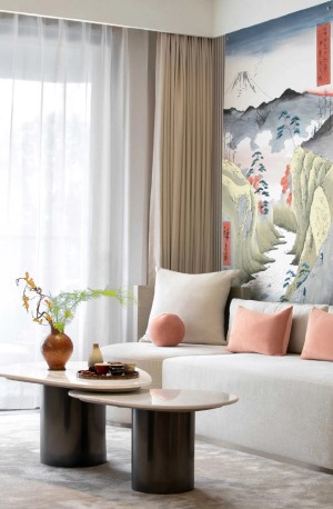 客厅背景墙加入日式山水画，突显文化内涵，赋予空间灵魂，点亮整个空间