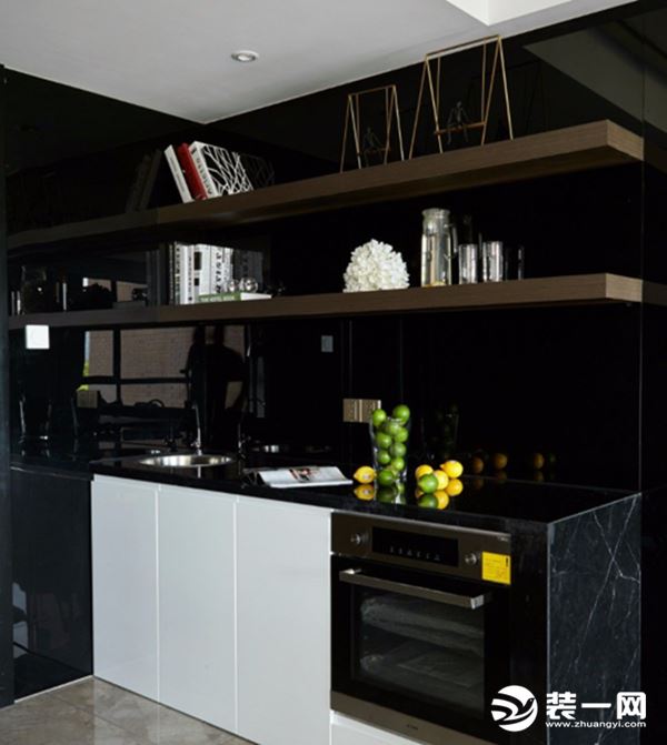 黑白相间的厨房，看起来整体干净整洁，大理石台面，提升格调。