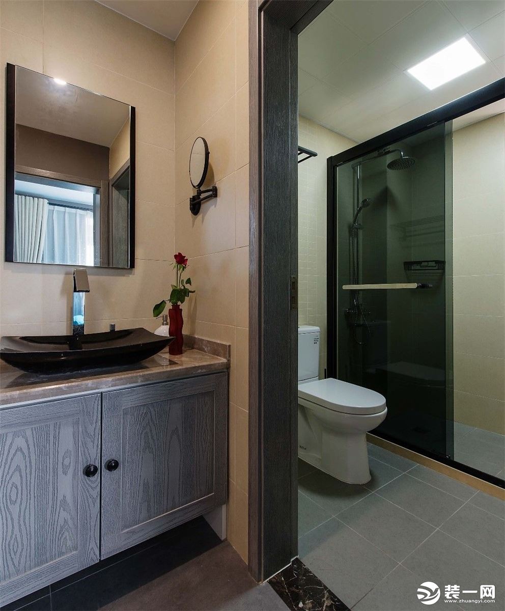 用深色的玻璃隔开洗浴空间，增添了一些一些隐私性。干湿分离的隔开确保了生活的便利。