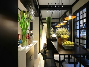 餐厅邻近厨房，收拾方便，周围以黑色为主。绿色植物为辅，更能体现混搭风格。