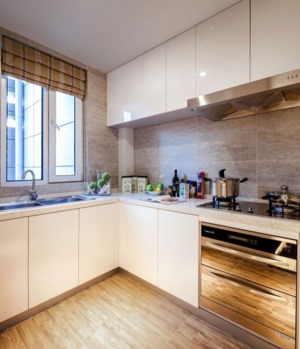 白色的櫥柜與天花搭以淺黃色的地磚讓廚房明亮整潔