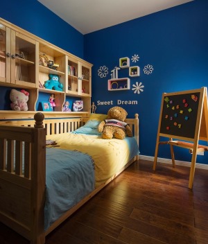 深蓝色的墙壁，再搭配原木色的床具，很好的满足了儿童的幻想，充溢着舒适感。