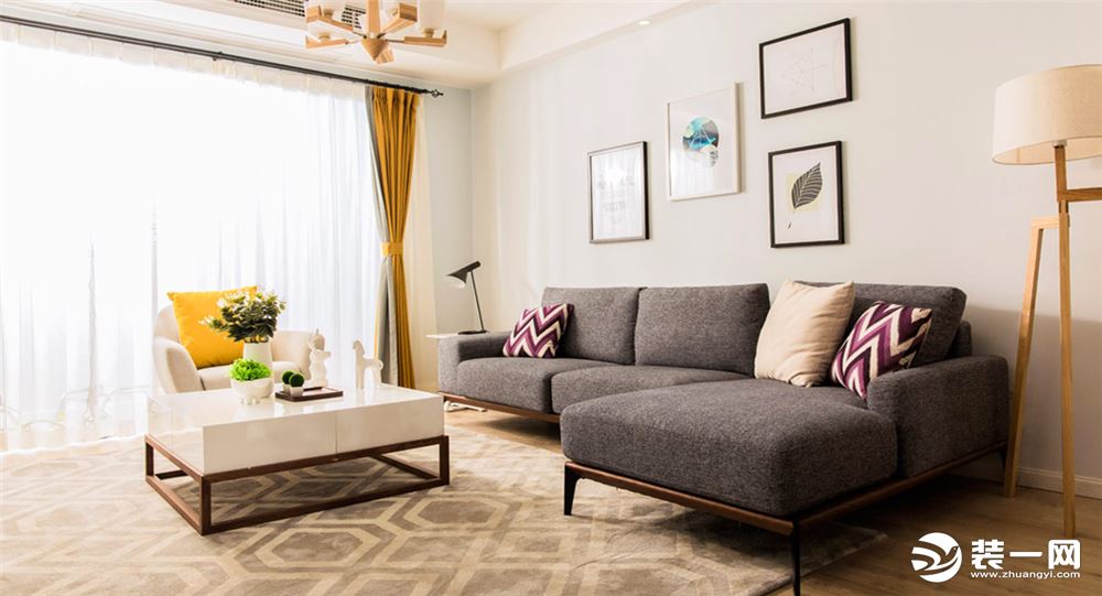 深色布艺沙发、浅色实木地板、木质家具，散发清新舒适的北欧气息，让人的心从进入客厅起便沉静来下来。浅蓝