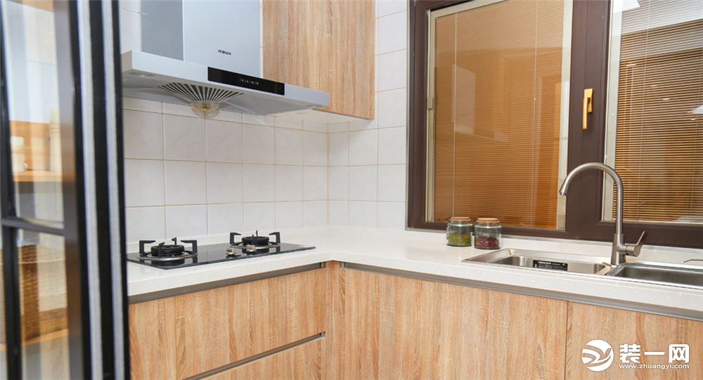 木质整体橱柜搭配白色台面，让厨房变得轻盈敞亮。