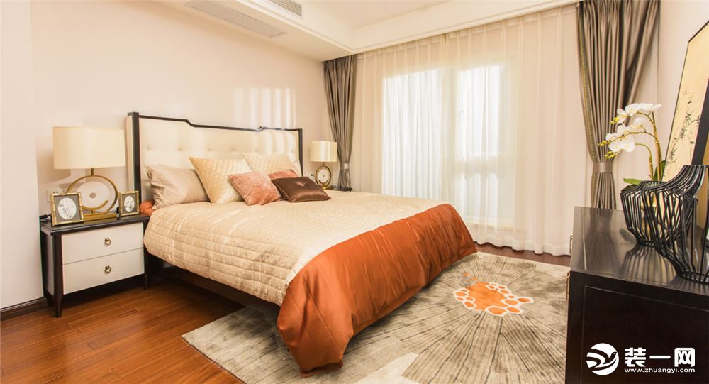 柔和朦胧的灯光、安静舒适的色调让卧室别具风情。