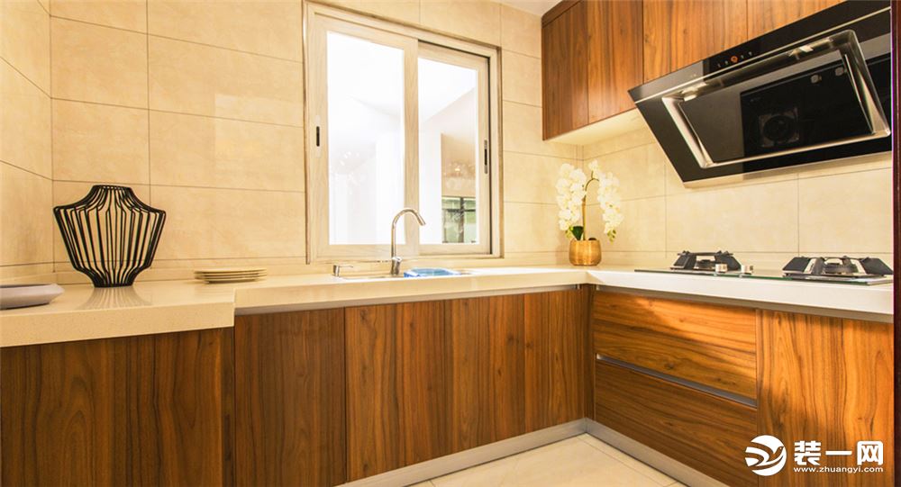 厨房地板通铺浅色瓷砖，搭配橡木色整体橱柜更显优雅。