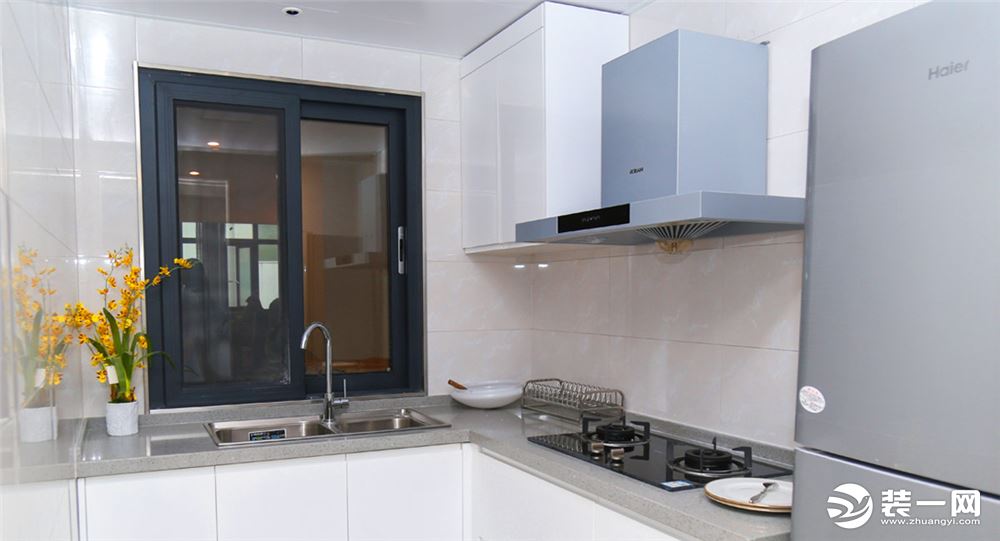 简洁的橱柜搭配浅色的地板，给人清新自然的厨房空间。