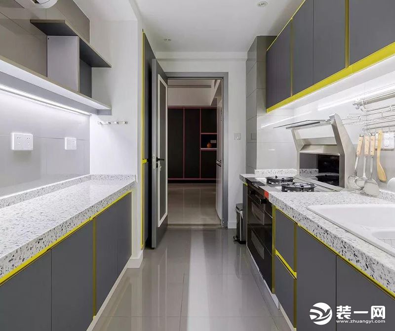 厨房依然延续餐厅的整体风格。 在厨房空间保证足够合的操作环境下，做出灯光布局。